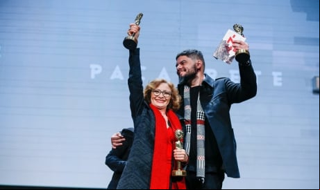 Marcélia Cartaxo e Allan Deberton, protagonista e diretor de Pacarrete, foram fortemente aplaudidos na premiação do Festival de Gramado 
