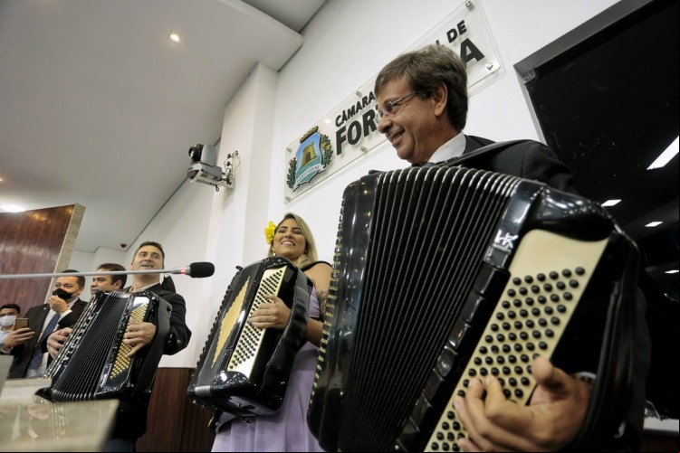 Gilson Machado, ministro do Turismo, recebeu título de cidadão de Fortaleza em 2022 e tocou sanfona na Câmara Municipal