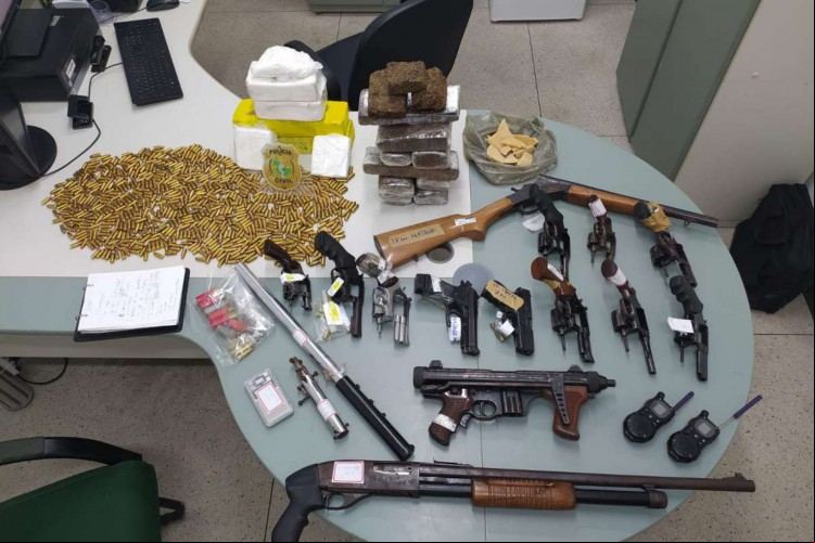 Mais de 600 quilos de drogas, 15 armas de fogo e mais de mil munições foram apreendidos no Cariri, durante operação de combate ao tráfico de drogas no Ceará