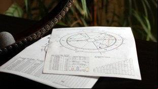 O horóscopo é um campo da astrologia que analisa os astros e sua influência em eventos terrestres. 