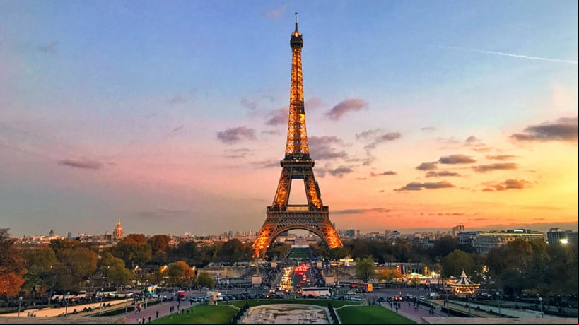 Paris é o destino mais procurado por quem decide viajar à Europa; a Torre Eiffel é sua atração mais conhecida no mundo, juntamente ao Louvre e ao Arco do Triunfo