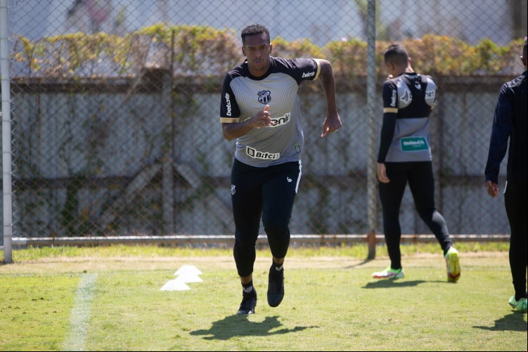 Atacante Jô em treino do Ceará