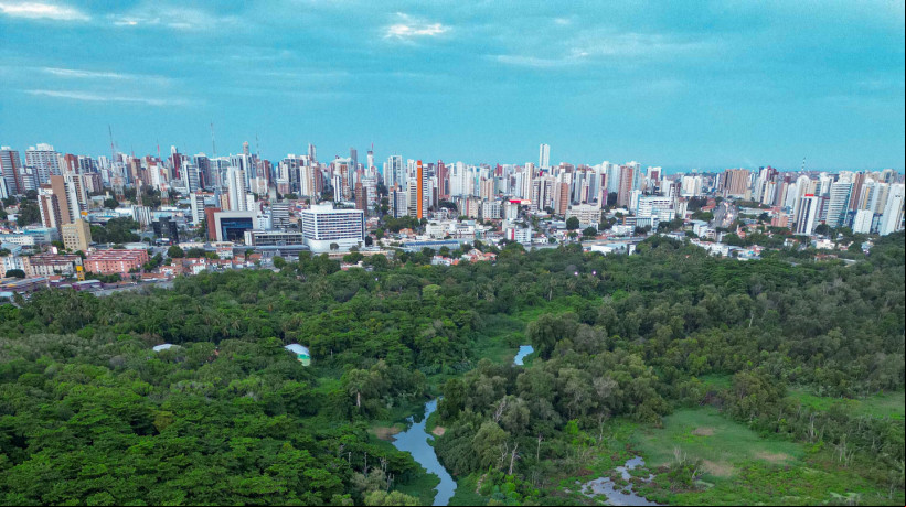 Extensões e tensões que percorrem a cidade com o rio Cocó