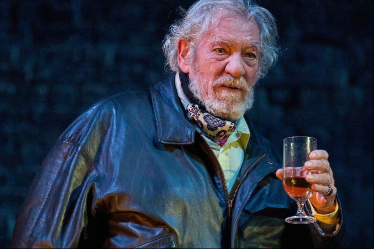 Ator Ian McKellen cai de palco durante apresentação em um teatro de Londres