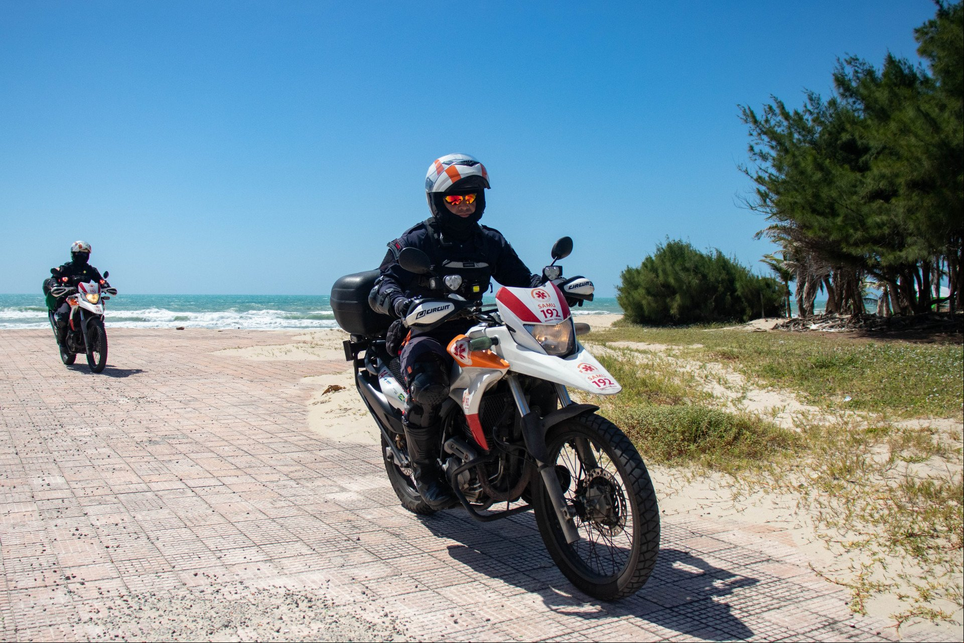 FORTALEZA, CEARÁ, BRASIL, 13-07-2024: Segurança de banhistas da Praia do Futuro nesse período de férias é feita pelos Bombeiros em algumas faixas de areia e pelas motolâncias do Serviço de Atendimento Móvel de Urgência (Samu), na orla e nos pontos turísticos. (Foto: Samuel Setubal/ O Povo)