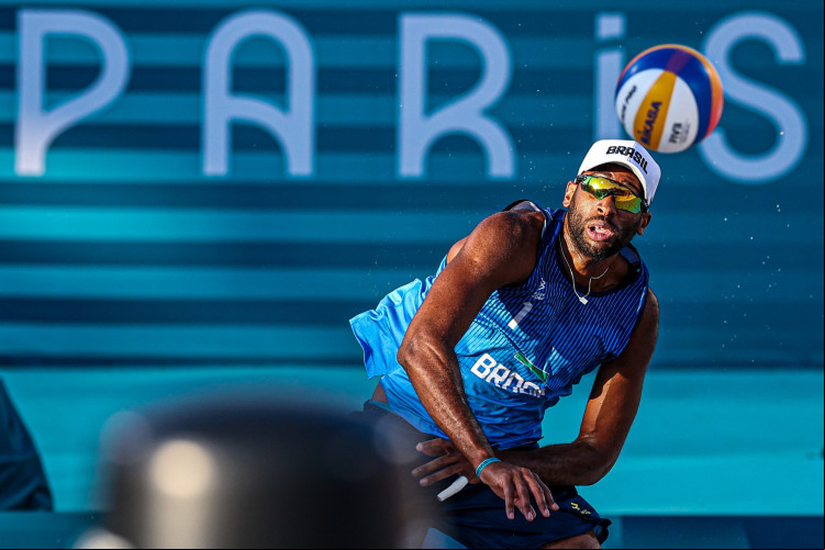 Evandro e Arthur Lanci se classificaram para as oitavas de final no vôlei de praia após disputa contra Horl e Horst