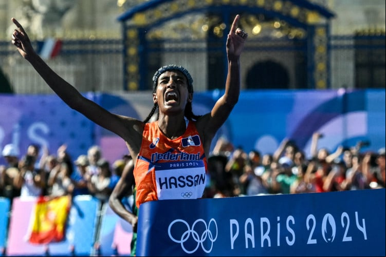A medalhista de ouro holandesa Sifan Hassan termina em primeiro lugar na maratona feminina nos Jogos Olímpicos de Paris 2024, no The Invalides, em Paris, em 11 de agosto de 2024