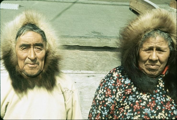 A história do Alasca, por sua vez, está entrelaçada com a cultura indígena, e diversas comunidades nativas que ainda vivem por lá e preservam tradições ancestrais.