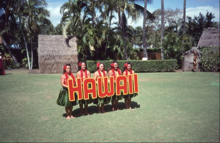 A cultura havaiana é rica e única. É uma mistura de influências polinésias, americanas e orientais. Os havaianos são um povo orgulhoso e hospitaleiro, conhecido por sua música, dança, arte e artesanato.