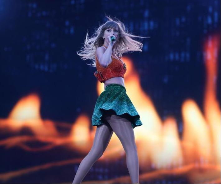 Nesta outra, a agem de Taylor Swift por Dublin, capital da Irlanda. Nas redes sociais, refletindo a estratégia adotada nos shows, há fotos de modelitos mais provocantes e sensuais, bem como de outros mais elegantes e sofisticados.