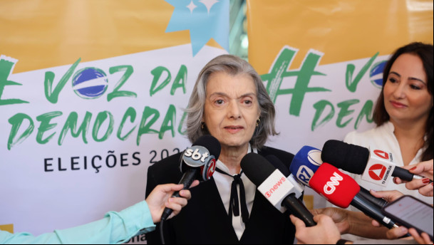 Ministra Cármen Lúcia vota em Belo Horizonte neste segundo turno
