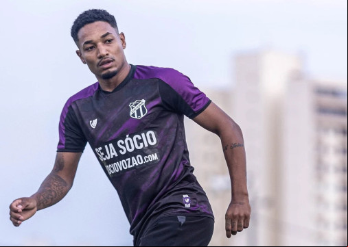 O atacante Fernandinho foi denunciado pela ex-companheira por alienação parental. 
