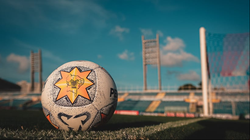 Bola da Copa do Nordeste 2025 no gramado do PV
