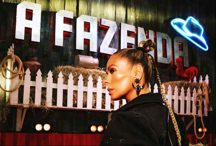 Adriane Galisteu construiu consistente carreira na televisão como apresentadora. Ela acumulou trabalhos à frente de programas em diversas emissoras e, atualmente, comanda o reality show “A Fazenda”, na Record.