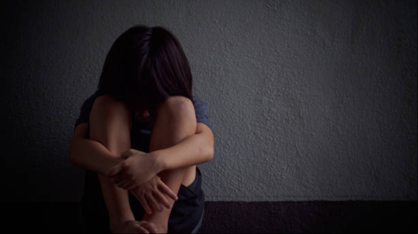 Pesquisa revela que negligência é a principal violência contra crianças, com pais e mães como principais agressores. Especialistas alertam para o ciclo de violência