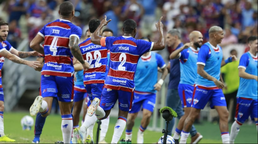 Tinga marcou o segundo tento do Tricolor e toda a equipe foi comemorar com a comissão técnica