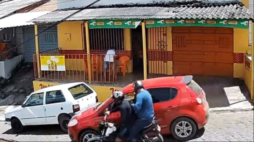 Dois homens em uma motocicleta são suspeitos do crime