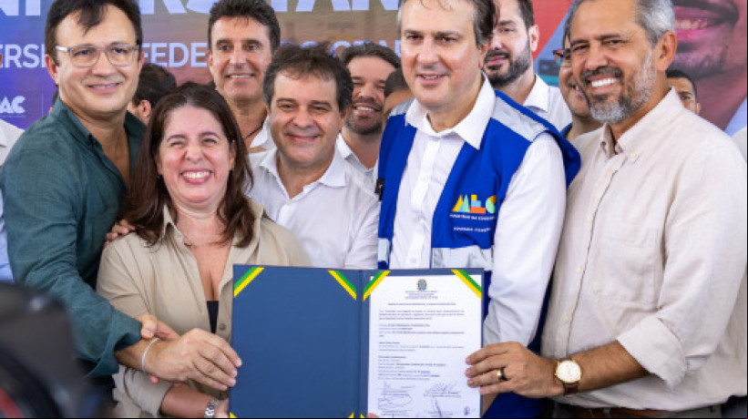O reitor Custódio Almeida e o ministro Camilo Santana am as ordens de serviço referentes às obras do Campus Iracema e do novo Hospital Universitário da UFC