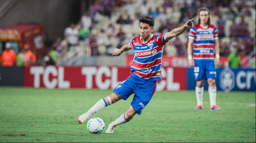 Volante Pol Fernández no jogo Fortaleza x Racing, no Castelão, pela Copa Libertadores 2025 