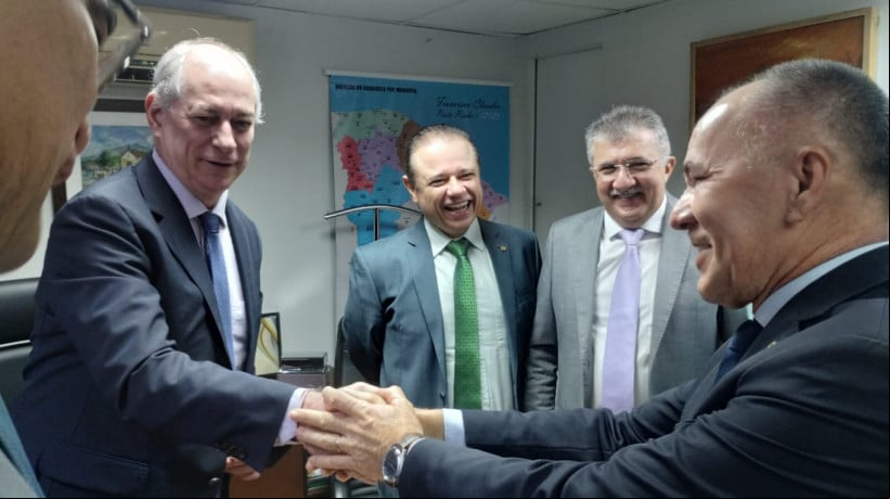 Ciro Gomes cumprimenta o deputado estadual Alcides Fernandes