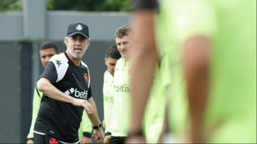 Técnico chega pressionado ao time carioca e com sequência pesada de partidas e pouco tempo para treinar 