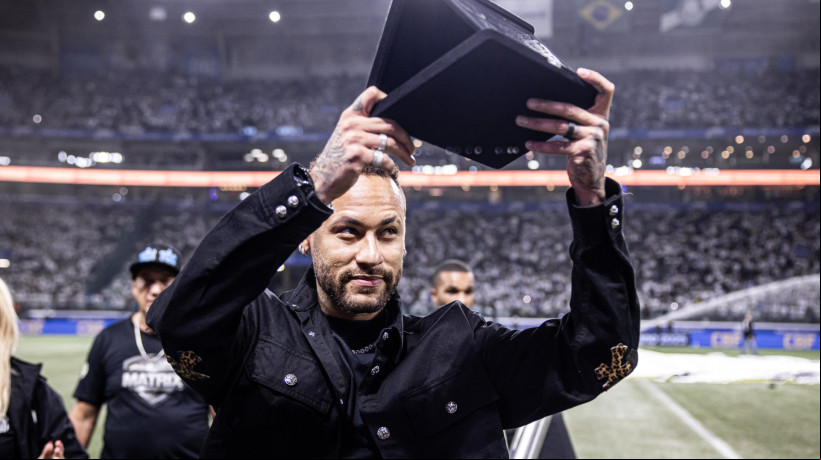 Atacante Neymar no intervalo do jogo Santos x Ceará, no Allianz Parque, pelo Campeonato Brasileiro Série A 2025 