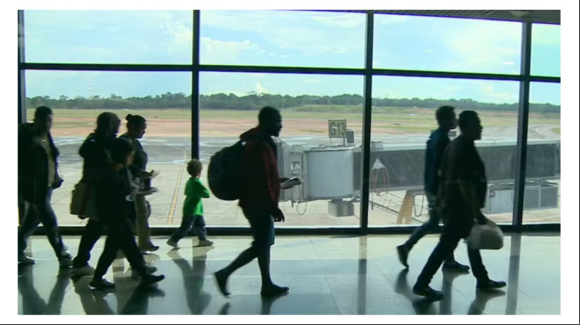 Brasileiros deportados chegam ao país em voo dos EUA