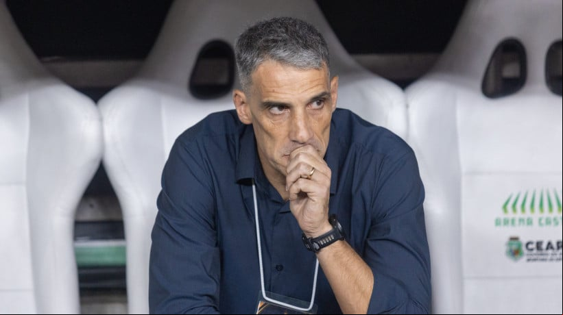 Técnico Vojvoda no jogo Fortaleza x Bucaramanga, no Castelão, pela Copa Libertadores 2025