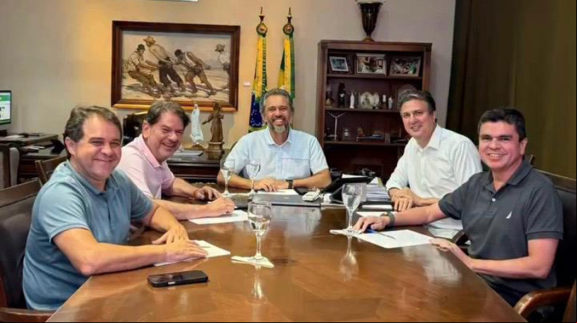 ￼EVANDRO Leitão (PT), Cid Gomes (PSB), Elmano de Freitas (PT), Camilo Santana (PT) e Chagas Vieira se reuniram no sábado, 7. Encontro foi compartilhado nas redes sociais