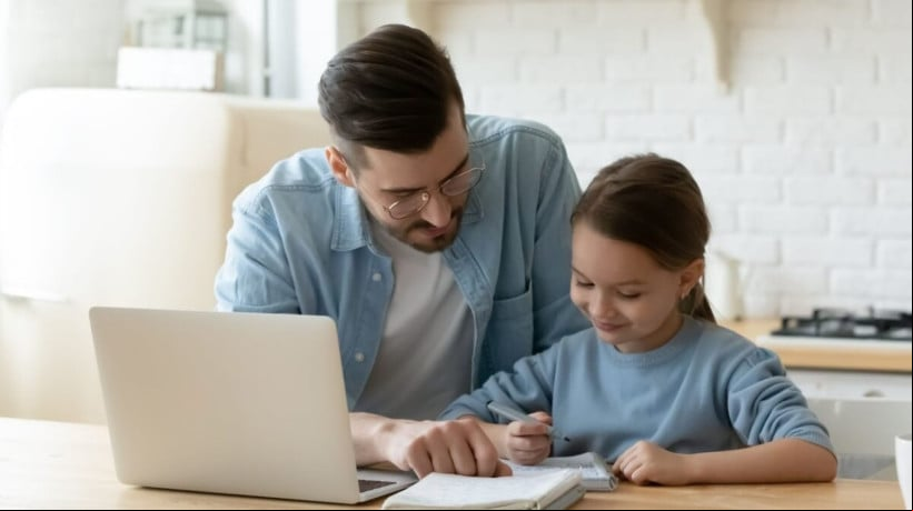 Atitudes simples ajudam a reduzir a ansiedade das crianças com as tarefas escolares (Imagem: fizkes | Shutterstock)  