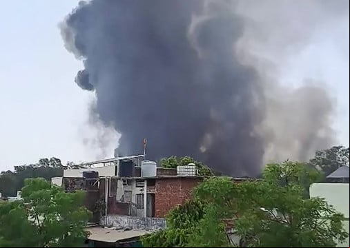 Um avião da companhia Air India com mais de 240 pessoas a bordo caiu nesta quinta-feira em Ahmedabad. O voo, que seguiria para Londres, sofreu o acidente logo após a decolagem.