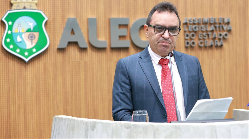 Deputado Pedro Lobo na tribuna da Alece no seu discurso de posse em 12/6/2025