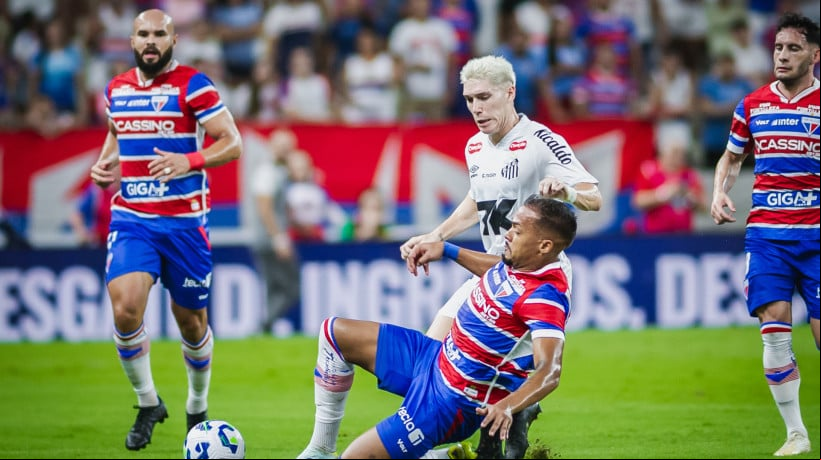Fortaleza (CE), 12.06.2025 - Futebol / Campeonato brasileiro- Fortaleza x Santos - Bruno Pacheco em disputa de bola  na Partida entre Fortaleza e Santos, válido pela 12ª rodada do campeonato Brasileiro realizado na Arena Castelão em Fortaleza, CE na noite deste quinta-feira(12).