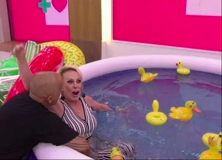 O envolvimento de Ana Maria com os hits do momento é grande. Em 2019, a apresentadora simplesmente mergulhou em uma piscina de plástico em pleno programa ao vivo, junto com os netos, para celebrar a música Piscininha amor, que bombou naquele verão. E detalhe: Ana Maria foi de roupa e tudo!